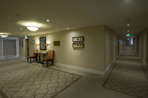 coridor iluminat cu spoturi led philips